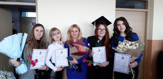 Випускники з квітами